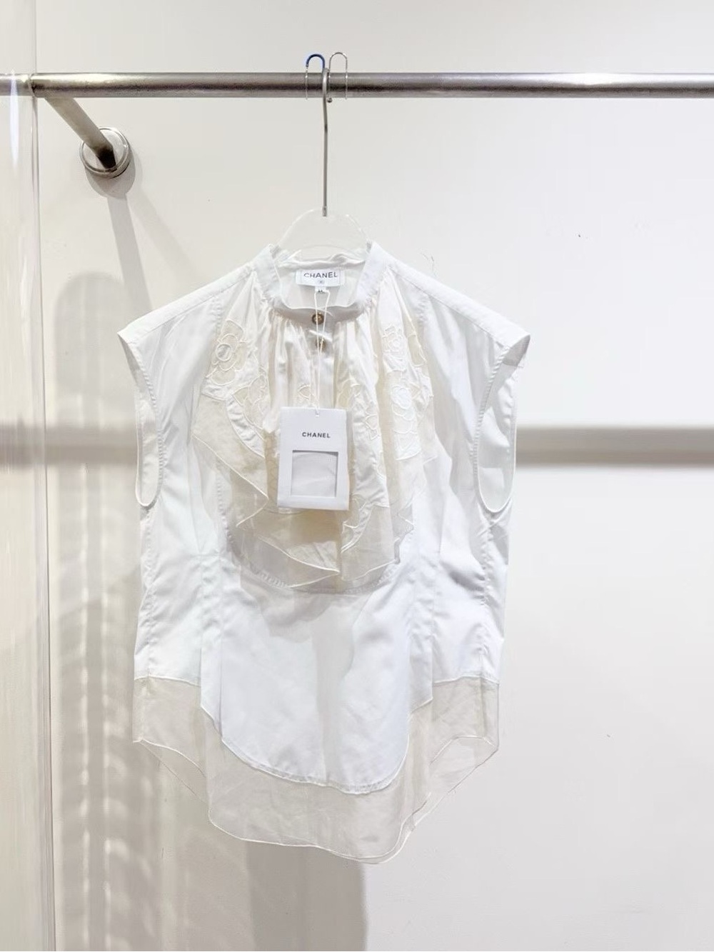 🚩steal CHANEL White Sheer Trim Sleeveless Blouse